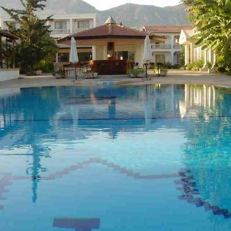 Club Z Hotel Кирения Екстериор снимка