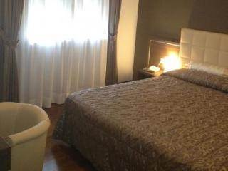 Club Z Hotel Кирения Екстериор снимка