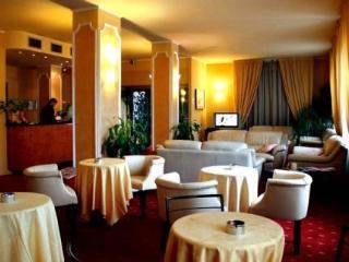 Club Z Hotel Кирения Екстериор снимка
