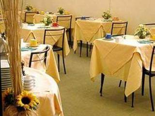 Club Z Hotel Кирения Екстериор снимка