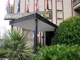 Club Z Hotel Кирения Екстериор снимка