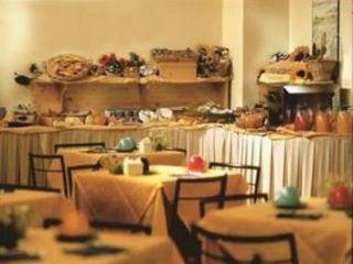 Club Z Hotel Кирения Екстериор снимка