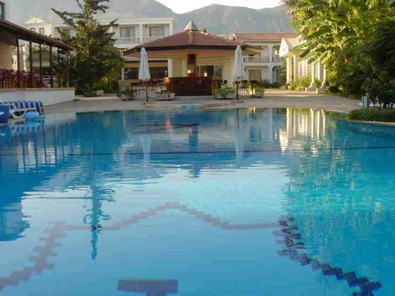 Club Z Hotel Кирения Екстериор снимка