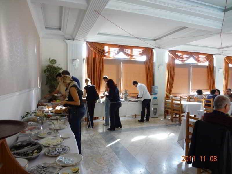 Club Z Hotel Кирения Екстериор снимка