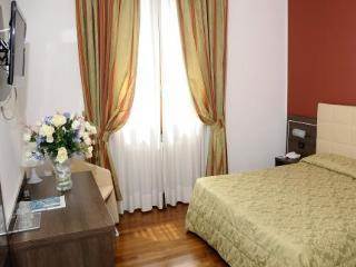 Club Z Hotel Кирения Екстериор снимка