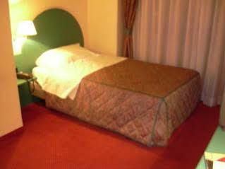Club Z Hotel Кирения Екстериор снимка